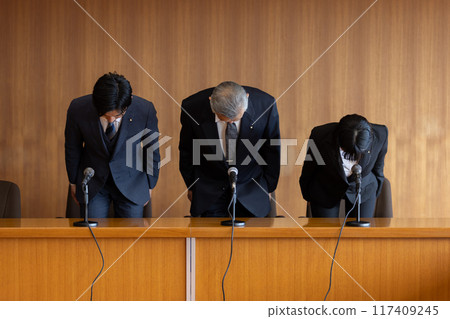 政客圓桌凝重鞠躬道歉 117409245