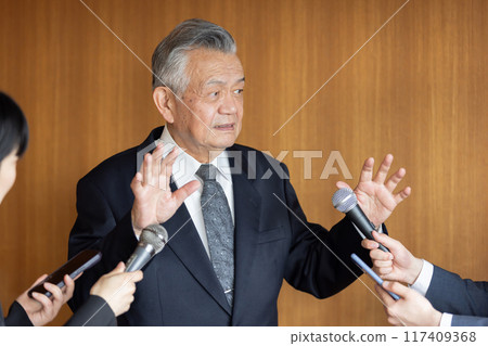 資深商人回答記者提問 117409368