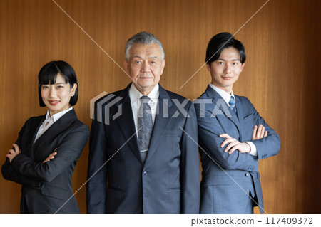 Businessmen of a wide range of generations lined up in a pose 117409372