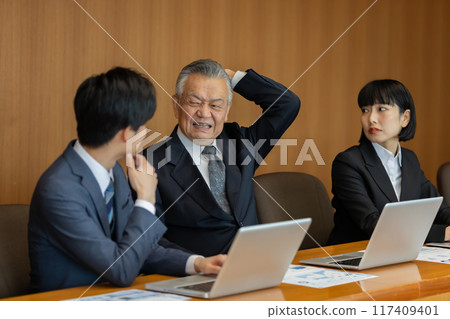 Image of a meeting of happy business owners who are happy that their business is going smoothly 117409401