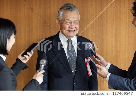 資深商人回答記者提問 117409547