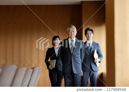 公司高階主管帶下屬出差 117409548