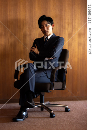 Businessman being interviewed with enthusiasm Businessman being interviewed with enthusiasm 117409651