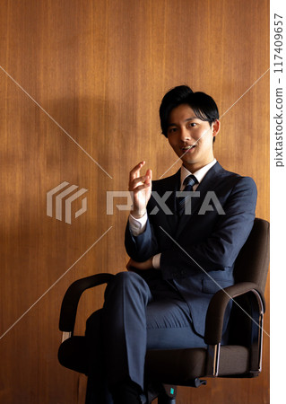 Businessman being interviewed with enthusiasm 117409657