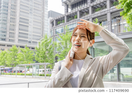 用手帕擦汗的女商人 117409690