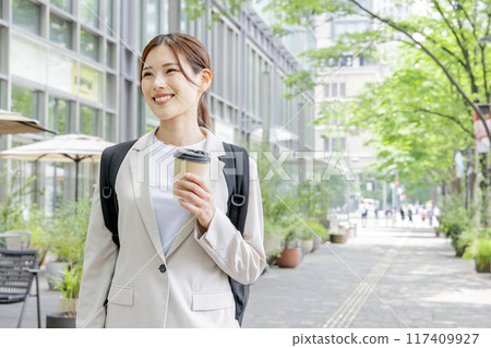 Business woman commuting with a backpack 117409927