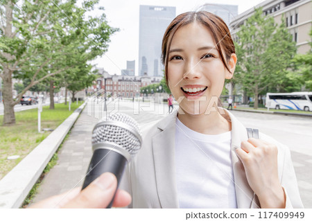 受訪的女商人（報道/麥克風） 117409949