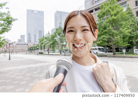 受訪的女商人（報道/麥克風） 117409950