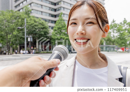 受訪的女商人（報道/麥克風） 117409951