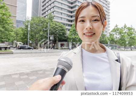 受訪的女商人（報道/麥克風） 117409953