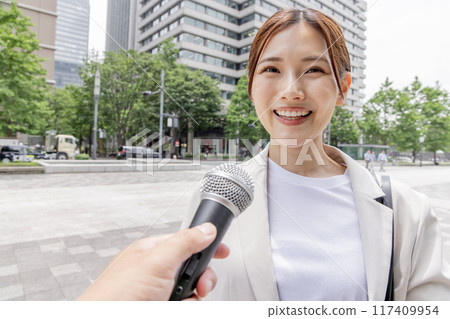 受訪的女商人（報道/麥克風） 117409954