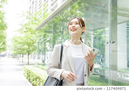 Business woman searching on a smartphone 117409971