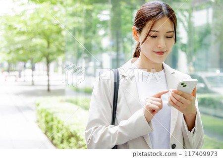 Business woman searching on a smartphone 117409973