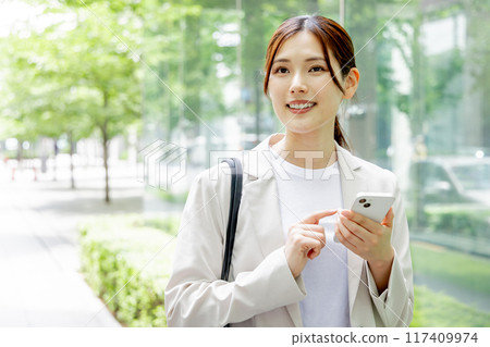 Business woman searching on a smartphone 117409974