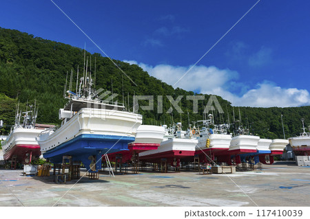 Regular maintenance of fishing boats - bottom painting Regular maintenance of fishing boats - bottom painting 117410039
