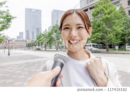 Businesswoman being interviewed (interviewer, microphone) 117410182