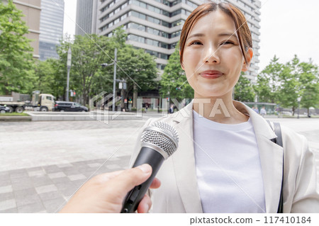 受訪的女商人（報道/麥克風） 117410184