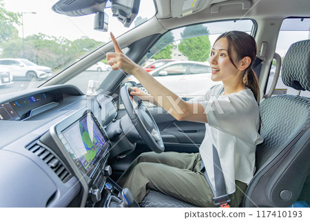 年輕女子駕駛行車記錄儀安裝青色駕駛記錄證據 117410193