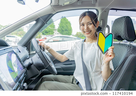 年輕女性駕駛初學者標記 117410194