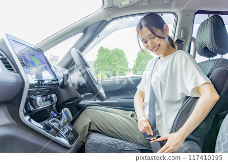 年輕女子駕駛安全駕駛安全帶 117410195