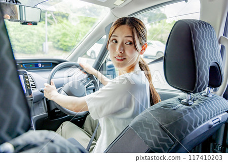 女性開車回車庫 117410203