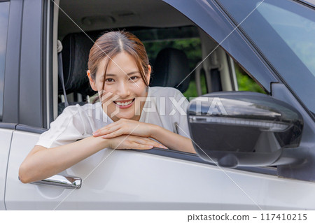 年輕女子駕駛 117410215