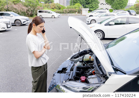 一名遭遇汽車故障的婦女 117410224