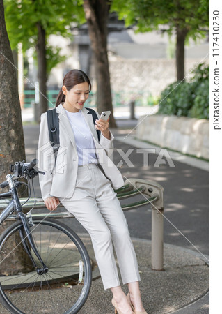 Commuting woman bicycle 117410230
