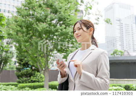 在智能手機上搜索的女商人 在智能手機上搜索的女商人 117410303