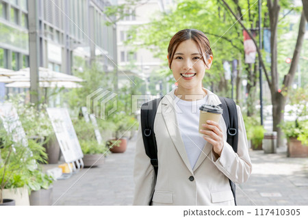 背著背包上下班的女商人 背著背包上下班的女商人 117410305