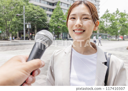 受訪的女商人（報道/麥克風） 117410307