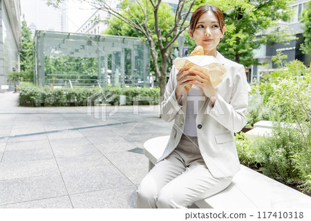 外帶午餐的女商人 外帶午餐的女商人 117410318