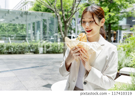 外帶午餐的女商人 外帶午餐的女商人 117410319