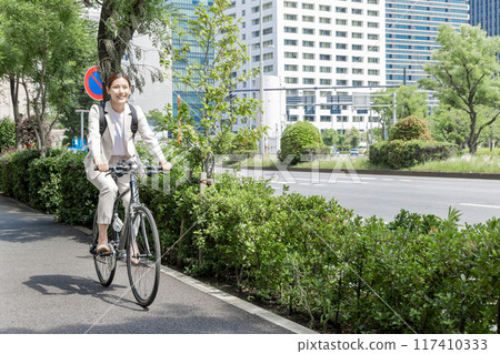 Commuting woman bicycle 117410333