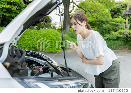 一名遭遇汽車故障的婦女 一名遭遇汽車故障的婦女 117410350