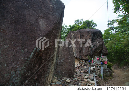 Meoto Iwa (Meoto Rocks) (Nakayama mountain range) [Nakayamadera, Takarazuka city, Hyogo prefecture] 117410364