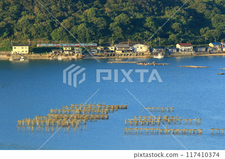 海邊排列著與牡蠣銷售和水產養殖相關的建築物。 117410374