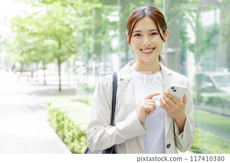 在智能手機上搜索的女商人 117410380