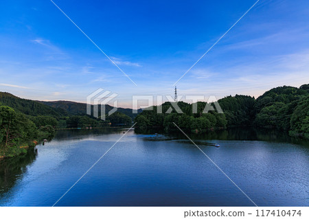 2024年夏天 奈良市東部布雲水壩的夜景 水壩湖的水面和向東南蔓延的廣闊藍天 日落後變暗的山面 ① 2024年夏天 奈良市東部布雲水壩的夜景 水壩湖的水面和向東南蔓延的廣闊藍天 日落後變暗的山面 ① 117410474