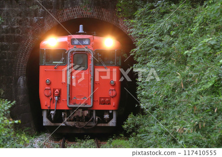 Geibi Line Kiha 47 going through a tunnel (local: Hiroshima⇔Miyoshi) Geibi Line Kiha 47 going through a tunnel (local: Hiroshima⇔Miyoshi) 117410555