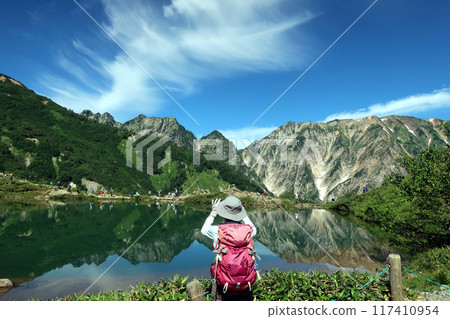 女登山客在八方池和白馬三山拍照 女登山客在八方池和白馬三山拍照 117410954
