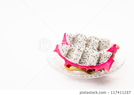 將火龍果切成容易食用的小塊，擺在盤子上 117411287