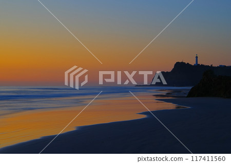 以黎明色的天空為背景，碓水磯海岸的沙灘和鹽谷崎燈塔的海浪拍打的風景Ver3 117411560
