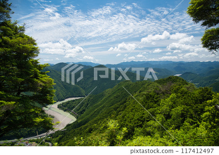 View of the Kumano River from the road over Hatenashi (Kumano Kodo/Kohetsu) [Totsukawa Village, Nara Prefecture] 117412497