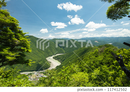 從白馬努對面的道路看到的熊野川（熊野古道/小邊）[奈良縣十津川村] 117412502