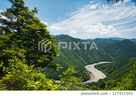 從白馬努對面的道路看到的熊野川（熊野古道/小邊）[奈良縣十津川村] 117412503