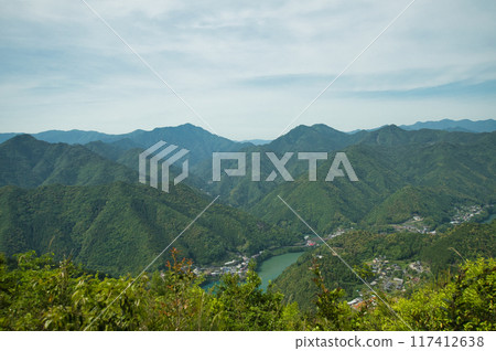 Looking down on the Futatsuno Dam Lake from the Hatenashi Pass (Kumano Kodo/Ohechi) [Totsukawa Village, Nara Prefecture] 117412638
