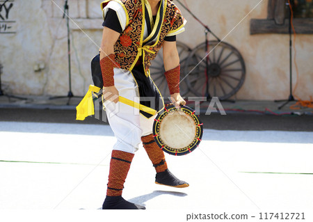 沖繩 Eisa 舞蹈表演期間的 Shimedaiko 117412721