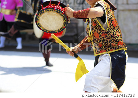沖繩 Eisa 舞蹈表演期間的 Shimedaiko 117412728