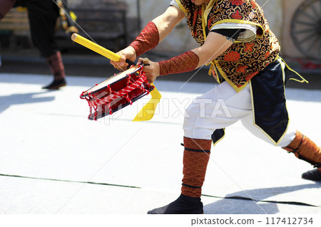 沖繩 Eisa 舞蹈表演期間的 Shimedaiko 117412734